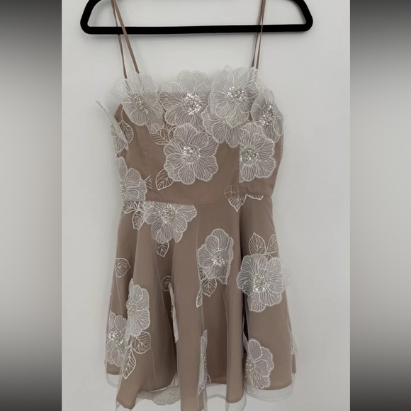 Elliatt Bride And Guest Floral Dress Originally $468 Size Small - Picture 4 of 6